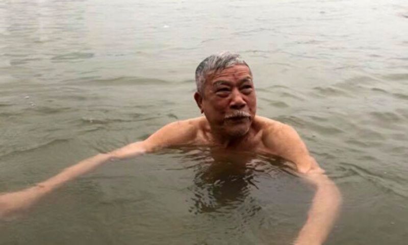 Mơ bơi giữa sông Mơ bơi giữa sông
